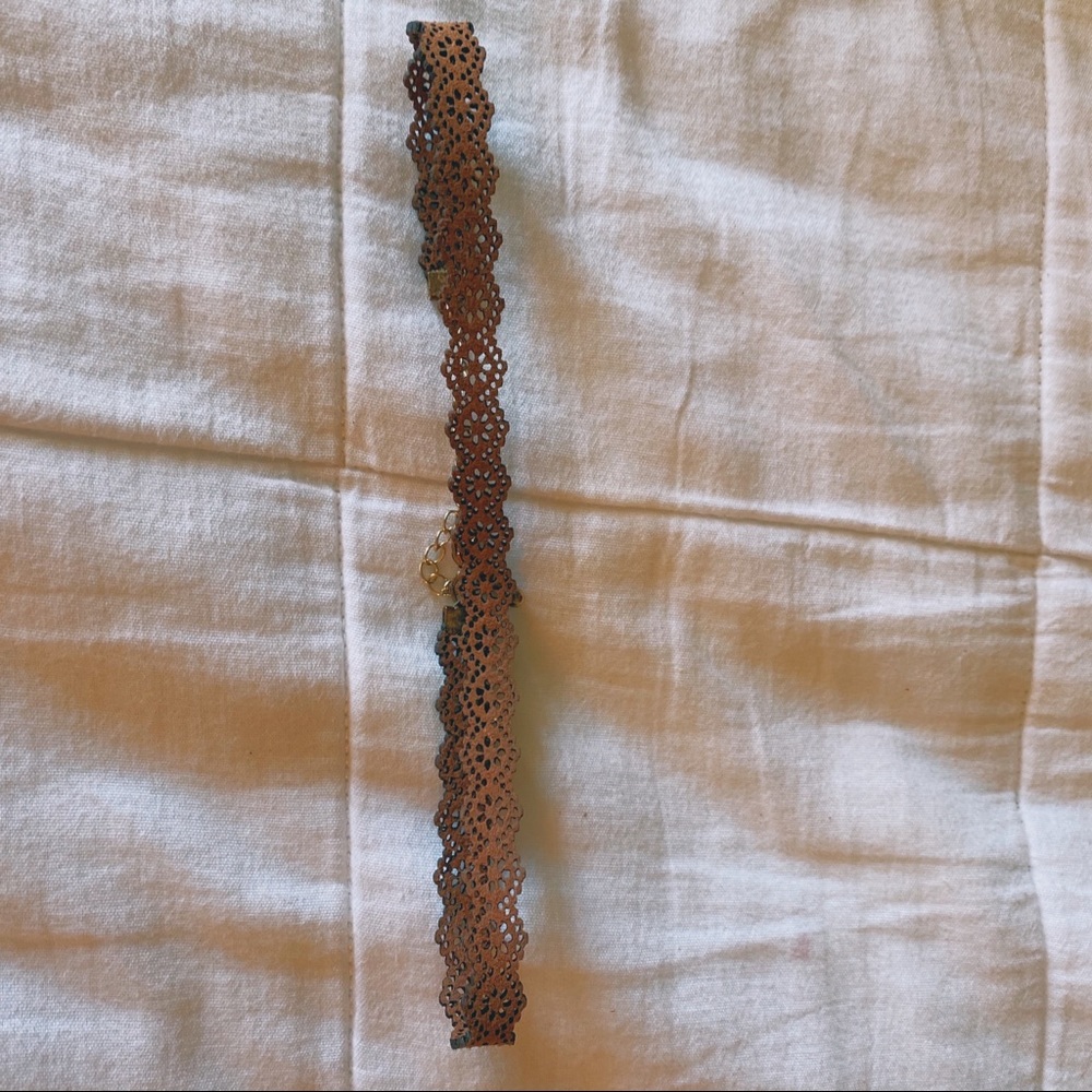 Brown choker